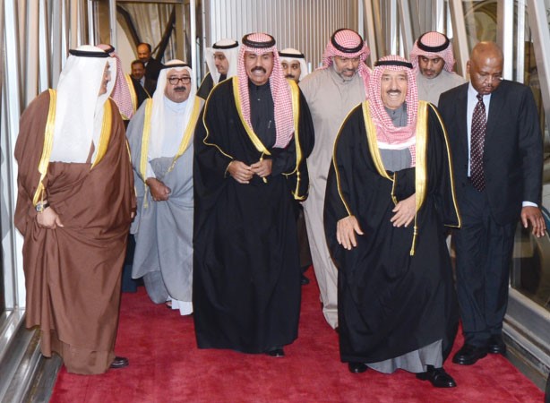 صاحب السمو الامير الشيخ صباح الاحمد لدى عودته الى البلاد وفي استقباله سمو ولي العهد الشيخ نواف الاحمد والشيخ ناصر صباح الاحمد
