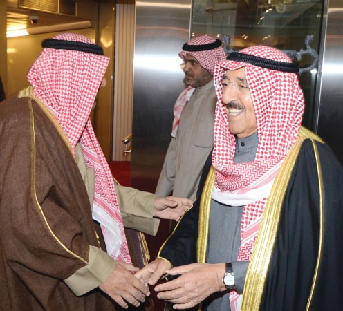صاحب السمو الامير يحيي مستقبليه لدى عودته الى ارض الوطن 