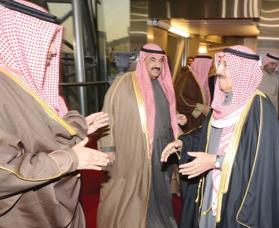سمو رئيس الوزراء الشيخ جابر المبارك في استقبال صاحب السمو لدى عودته