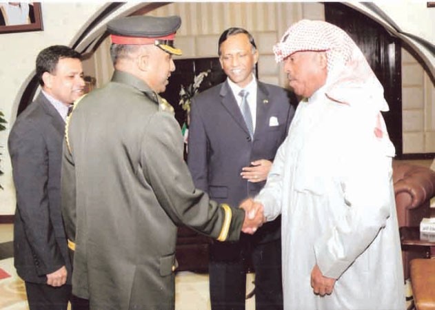 الشيخ علي العبدالله لدى استقباله سفير بنغلاديش والملحق العسكري