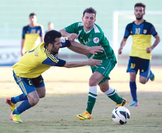 لاعب العربي محمود المواس يحاول الحصول على الكرة الازرق كوم