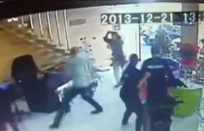بالفيديو.. لبنانية تطعن محامياً في صالون نسائي