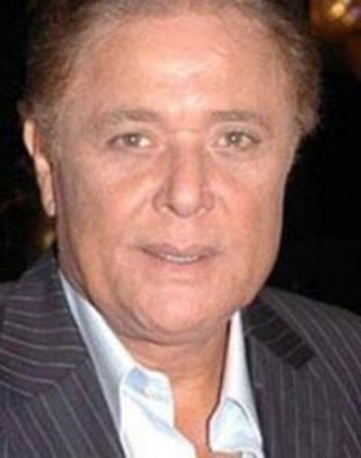 مشادة كلامية حادة بين محمود عبد العزيز وأحد الصحفيين في عزاء زهرة العلا