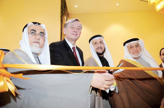 شريدة المعوشرجي ودعبدالمحسن الجارالله الخرافي وددانيلوك ترك يفتتحون الملتقى﻿