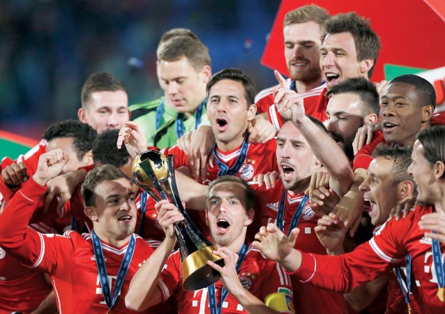 لاعبو بايرن ميونيخ يحتفلون بالحصول على كاس العالم للاندية رويترز