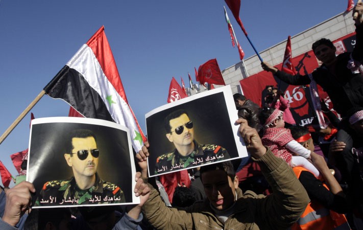 فلسطينيون يحملون صور الرئيس بشار الاسد في احتفالات الجبهة الشعبية لتحرير فلسطين بذكرى تاسيسهااپ