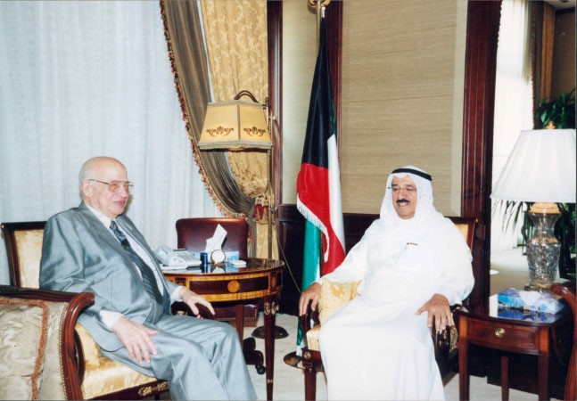 صاحب السمو الامير الشيخ صباح الاحمد اثناء لقاء سابق مع امين عام جامعة الدول العربية دعصمت عبد المجيد رحمه الله