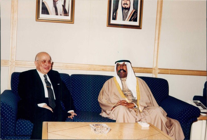 ومع سمو الامير الوالد الشيخ سعد العبد الله رحمه الله