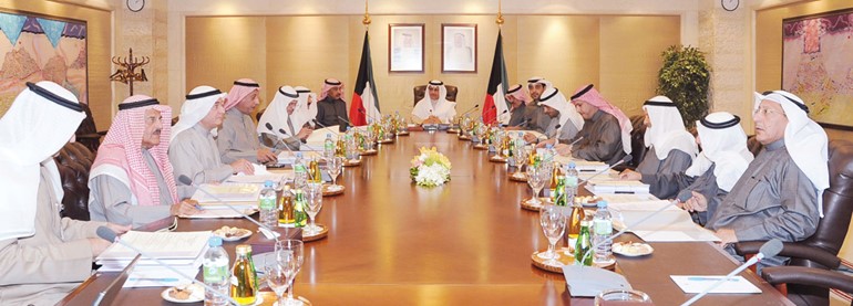 سمو الشيخ جابر المبارك ومصطفى الشمالي والشيخ سالم العبدالعزيز خلال اجتماع المجلس الاعلى للبترولكونا ﻿