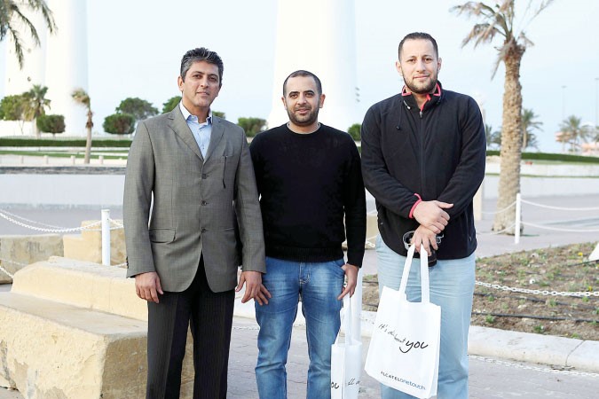 احمد الثنيان خلال توزيع الهدايا﻿