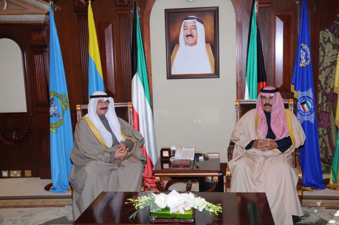 سمو ولي العهد الشيخ نواف الاحمد مستقبلا الشيخ سالم العبد العزيز 