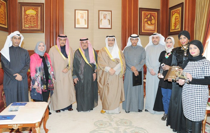 سمو رئيس الوزراء الشيخ جابر المبارك متوسطا مصطفى الشمالي ودصلاح المضحي وفريق عمل البوابة البيئية الرسمية للكويت