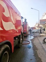 عربات الاطفاءتحيط بالمنزل﻿