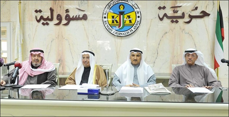 فيصل القناعي وابراهيم البغلي وعلي حسن خلال المؤتمر الصحافي متين غوزال