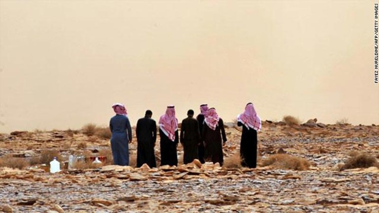 سعودي يحتفل مع زوجاته الأربع بطلاق احداهن بحفلة «التقاعد ونهاية خدمتها» !