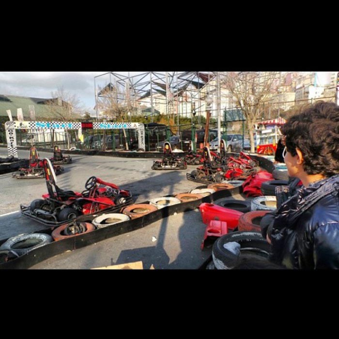 أحلام تبكي بعد خسارتها في سباق السيارات بتركيا.. وتنشر صوراً قريبة لبناتها