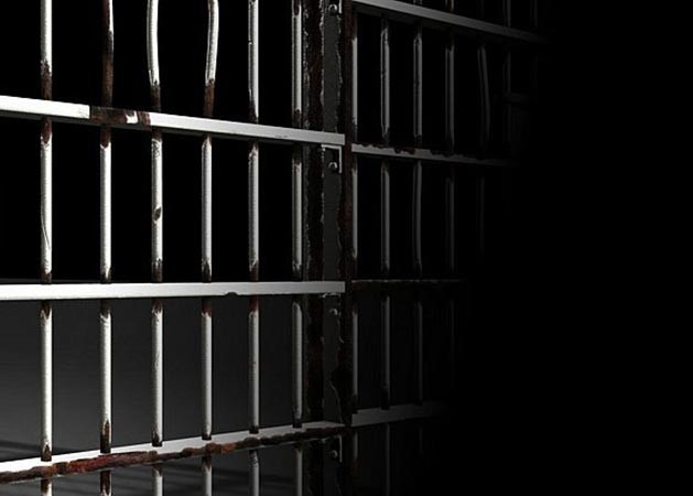 نزيل مريض بالإيدز في «عقابية دبي» يضع نقطة من دمه في الشاي