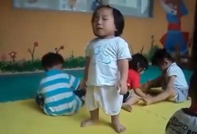بالفيديو.. ينام واقفاً وسط سخرية والدته !