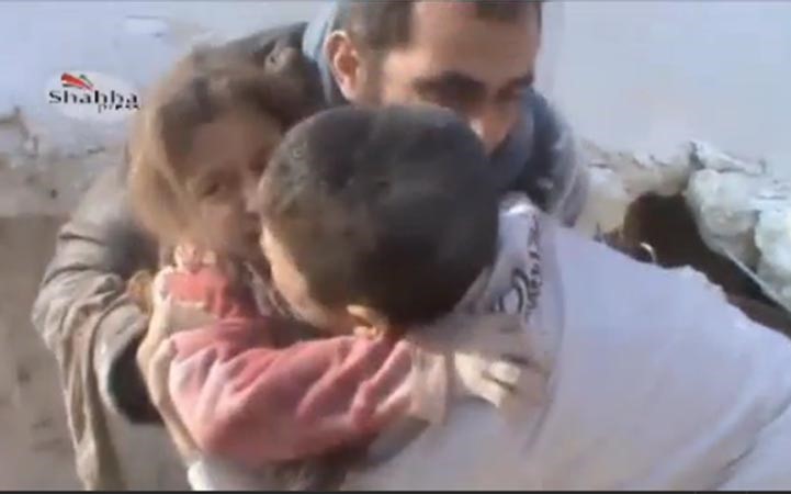 بالفيديو.. طفلة حلبية تخرج حية من تحت الأنقاض وسط صراخ أخيها