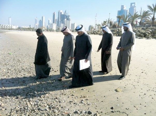 ويتفقدونالشاطئ