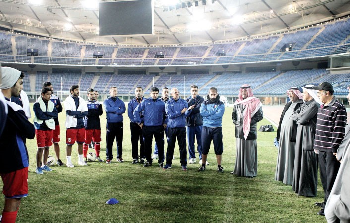 النجم الاسبق لمنتخبنا الوطني جاسم يعقوب يتحدث للاعبين بحضور المدرب فييرا والمحطب والحيان في ستاد جابر الدولي ﻿
