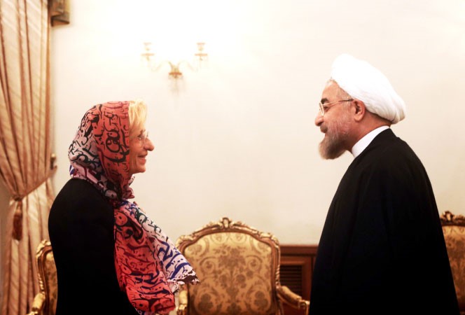 الرئيس الايراني حسن روحاني مستقبلا وزيرة الخارجية الايطالية ايما بونينو في طهران امس 	افپ﻿