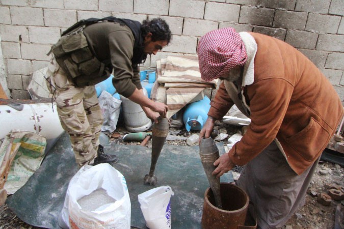 مقاتلو الجيش الحر يصنعون قذائف مورتر بمنطقة العرقوب في حلب رويترز