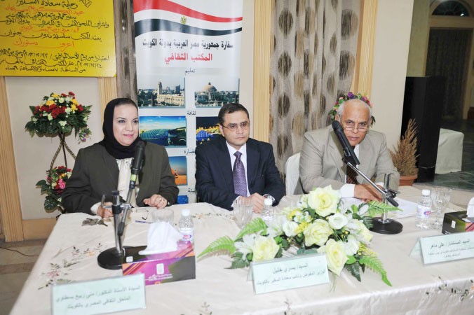 المستشار علي ماهر ويسري خليل ود منى بسطاوي خلال الندوة	 هاني عبدالله﻿