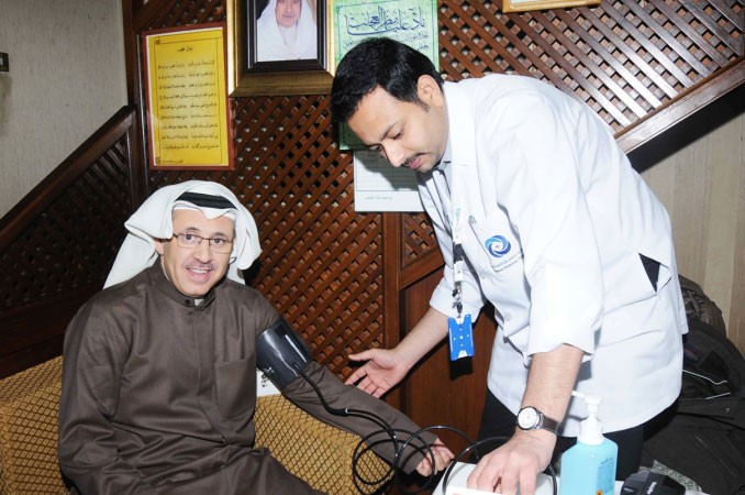 قياس ضغط الدم لاحد رواد الديوانية خلال الندوة
