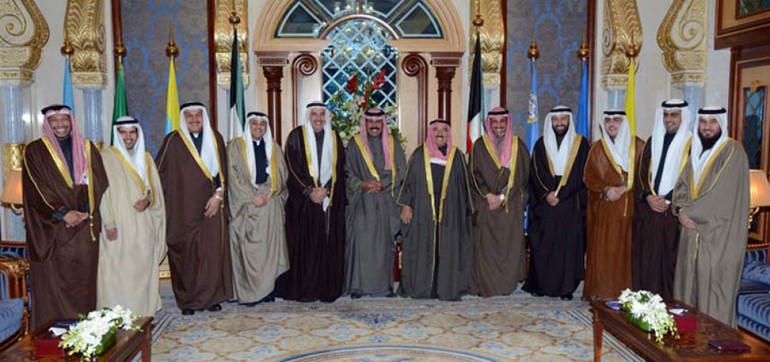 صاحب السمو الامير الشيخ صباح الاحمد وسمو ولي العهد الشيخ نواف الاحمد يتوسطان رئيس مجلس الامة مرزوق الغانم واعضاء الوفد النيابي الذي زار بلجيكا وشارك في اجتماعات مع البرلمان الاوروبي
