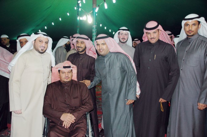 سيف العازمي متوسطا الحضور