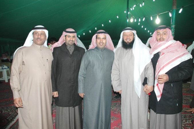 ﻿داحمد بن مطيع مع بعض الحضور يتوسطهم سيف العازمي﻿