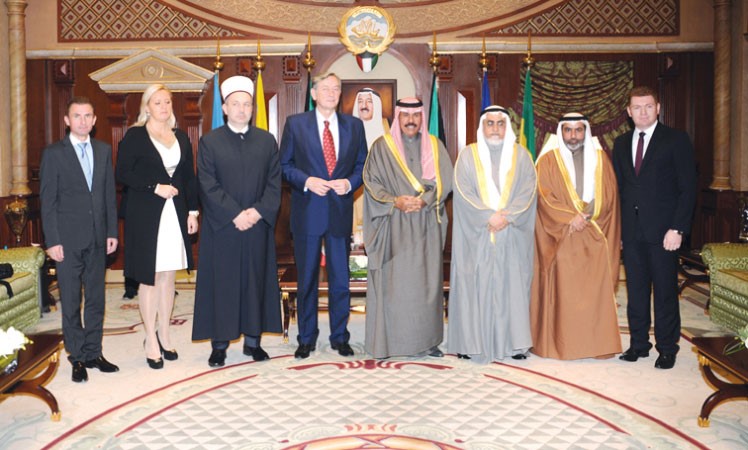 سمو ولي العهد الشيخ نواف الاحمد مستقبلا رئيس سلوفينيا السابق ددانيلو تيورك والوفد المرافق بحضور دعبدالمحسن الجارالله الخرافي
