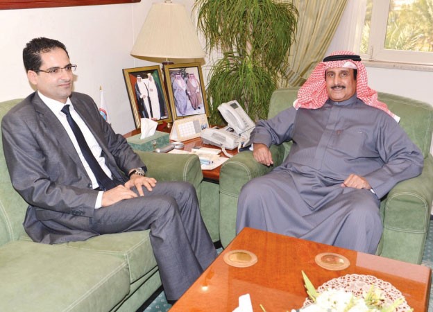 الشيخ د ابراهيم الدعيج مستقبلا السفير نور الدين الرى