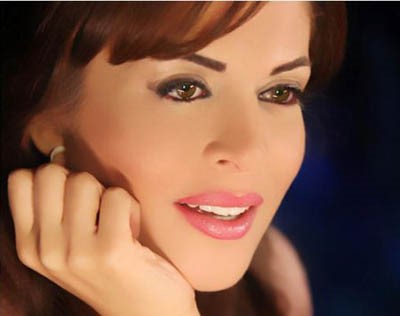 من هدّد الفنامة اللبنانية نادين صعب بالقتل في تونس؟