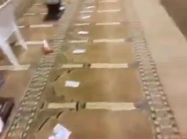 بالفيديو.. مسجد يوزع على المصلين أموالاً بدلاً من المساويك