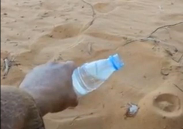 بالفيديو.. مشهد نادر لعبوة ماء تتجمد أثناء سكبها في السعودية