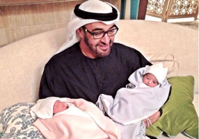 صورة محمد بن زايد مع حفيديه تجتاح مواقع التواصل