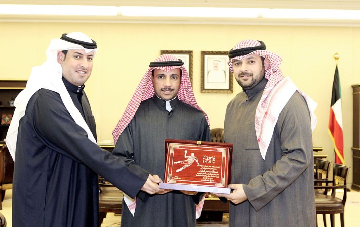 رئيس مجلس الامة مرزوق الغانم يتلقى درعا من اليوسف والذياب ﻿