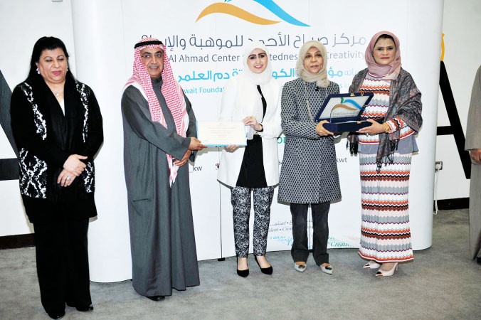 مريم الوتيد ودبدر العمر يكرمان معلمتين تخرجتا في الدورة﻿