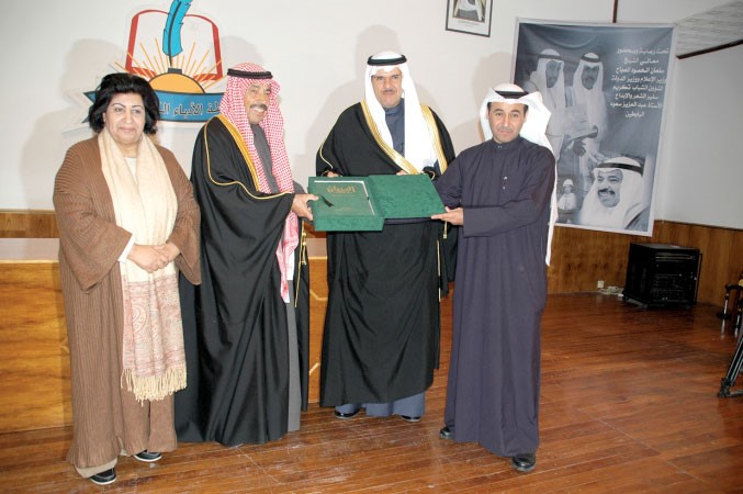الشيخ سلمان الحمود خلال تكريم عبدالعزيز البابطين﻿