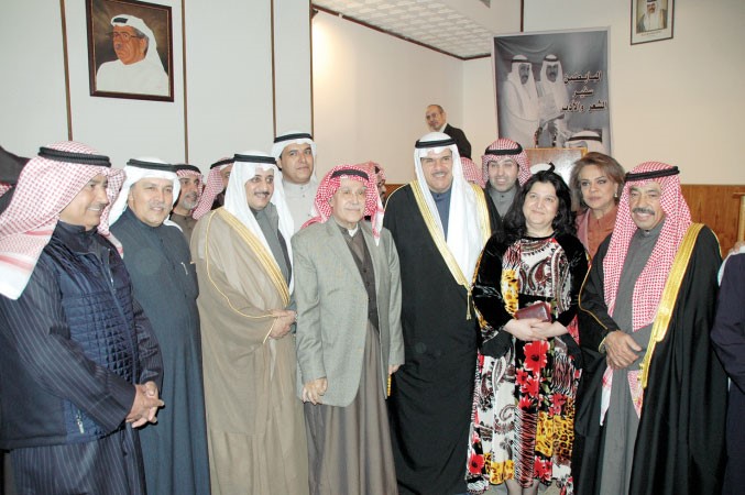 وزير الاعلام متوسطا عبدالعزيز البابطين ودعلي الشملان ونجلاء النقي ودنرمين الحوطي وبعض الحضور﻿
