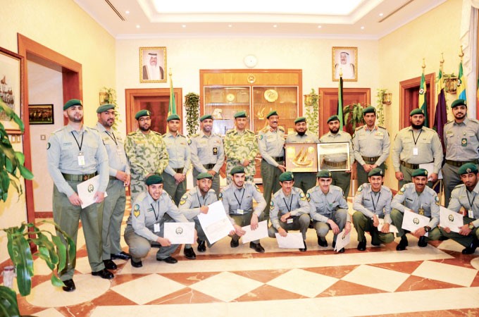 الفريق ناصر الدعي متوسطا المشاركين في مبادرة تنمية ووفاء لكويت العطاء الثانية﻿