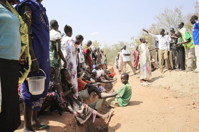 ﻿اسر من جنوب السودان مصطفة للحصول على المعونات الغذائية الاساسية في احد معسكرات الامم المتحدةامس الاولرويترز ﻿