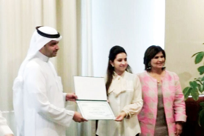 منذر الانصاري يتلقى درعا تكريمية من نبيلة العنجري وهدى العنزي