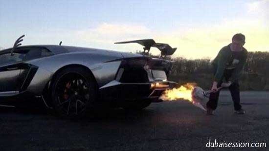 بالفيديو والصور .. بريطاني يطهو ديكا على نيران محرك "لامبورجيني"