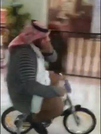 بالفيديو.. «معلم ابتدائي» يقود دراجة صغيرة في ممرات مدرسة سعودية والتلاميذ يجرون خلفه