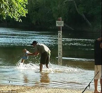 بالصور.. طفل في نهر التماسيح يشعل غضب "الفيسبوك"