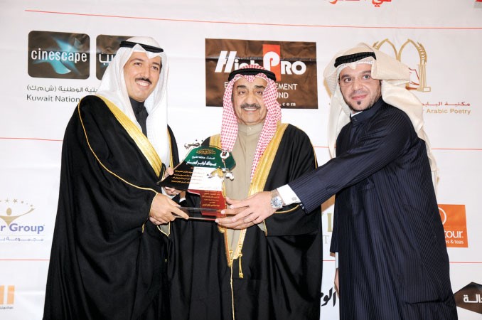 الشيخ احمد الجابر يتسلم درع عائلة الشيخ عبدالله الجابر محمد خلوصي