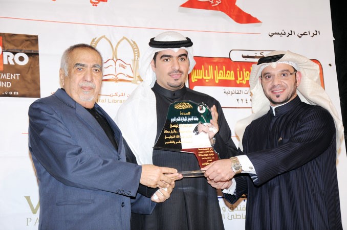 محمد البابطين يتسلم درع مكتبة البابطين من دعبدالرحمن العوضي ويوسف الياسين